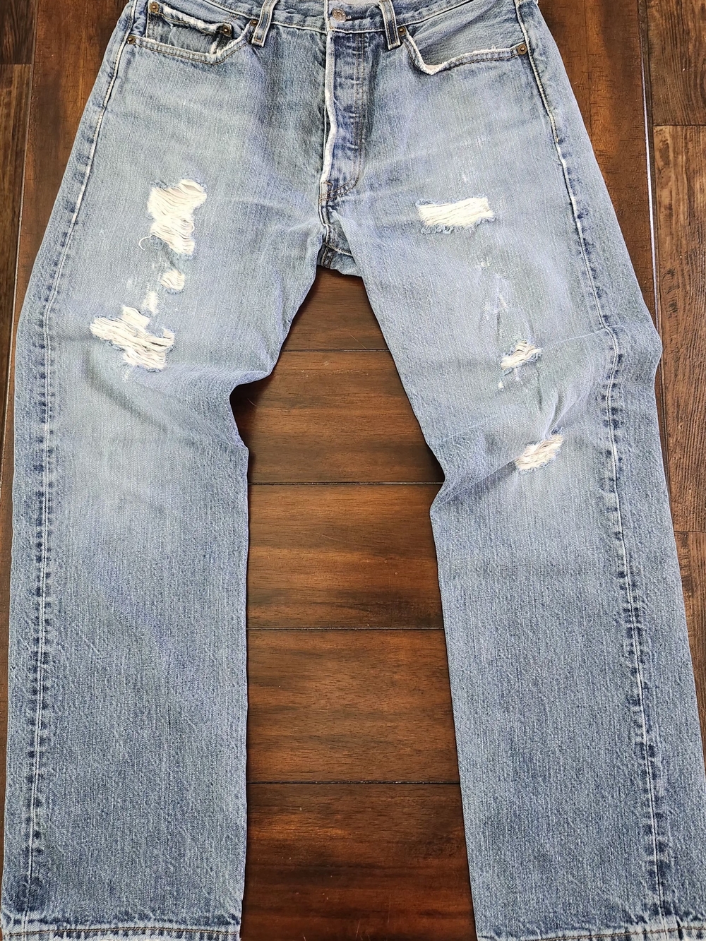 Distressed Levi's Button-Fly Light Blue Straight Men’s Jeans 33x30